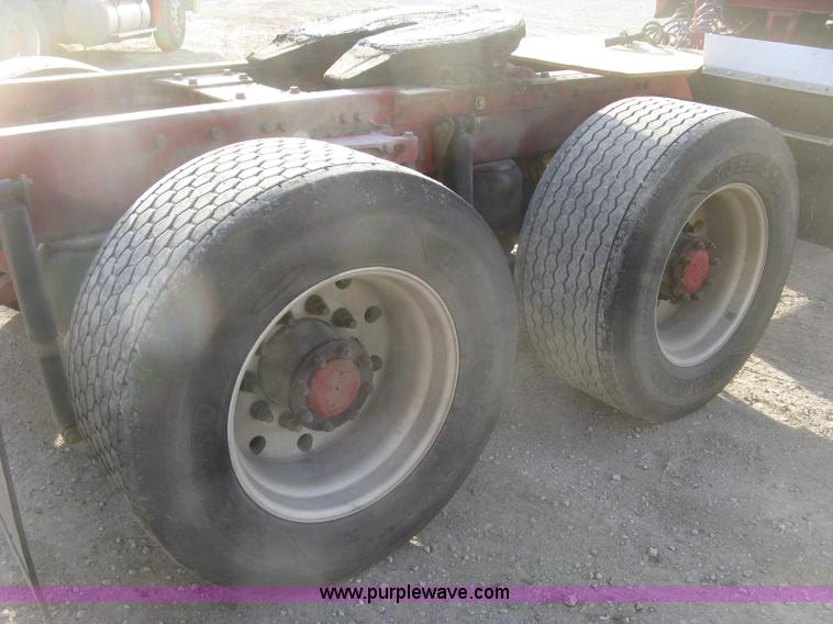 image for item H9294 2005 Kenworth T800 semi truck