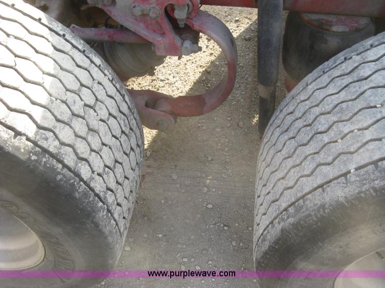 image for item H9294 2005 Kenworth T800 semi truck