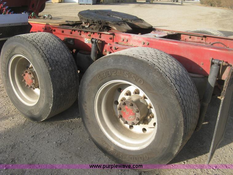 image for item H9294 2005 Kenworth T800 semi truck