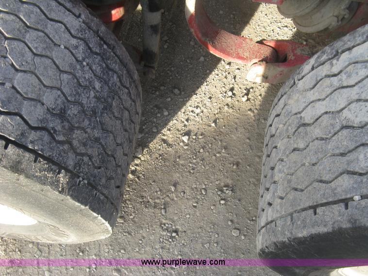 image for item H9294 2005 Kenworth T800 semi truck