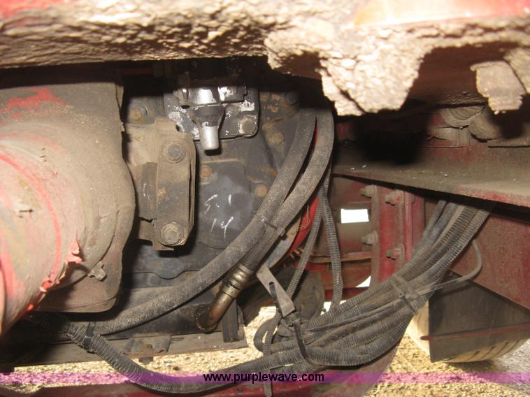 image for item H9294 2005 Kenworth T800 semi truck