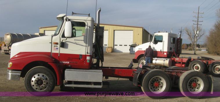 image for item H9295 2007 International 9200i semi truck