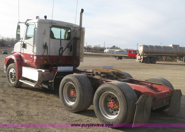 image for item H9295 2007 International 9200i semi truck