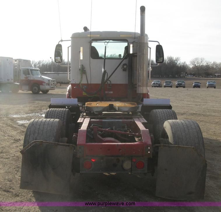 image for item H9295 2007 International 9200i semi truck