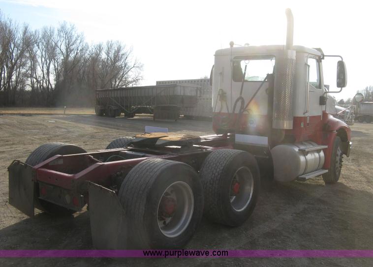 image for item H9295 2007 International 9200i semi truck