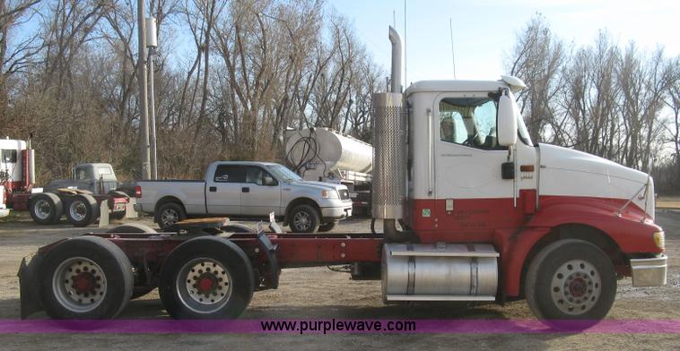 image for item H9295 2007 International 9200i semi truck