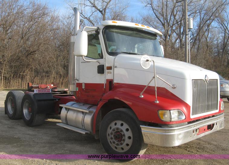 image for item H9295 2007 International 9200i semi truck