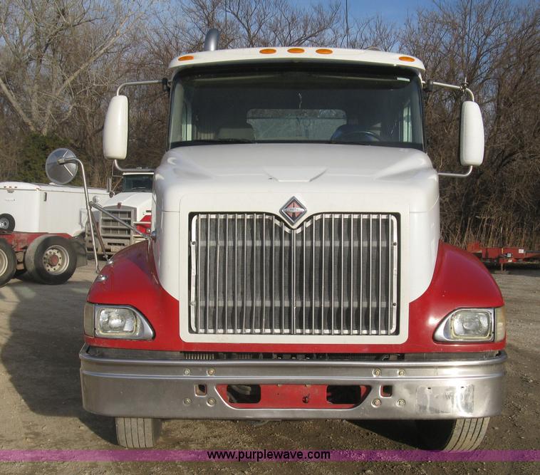 image for item H9295 2007 International 9200i semi truck