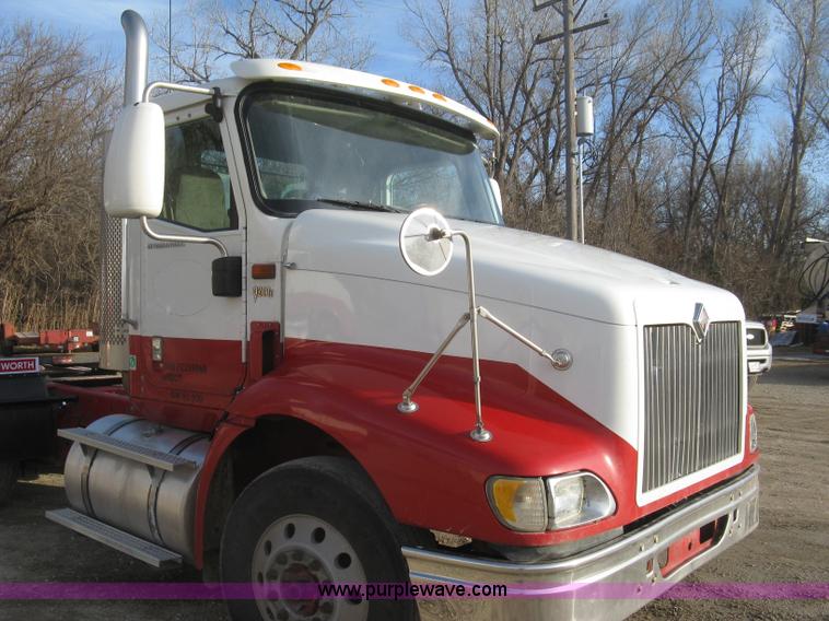 image for item H9295 2007 International 9200i semi truck