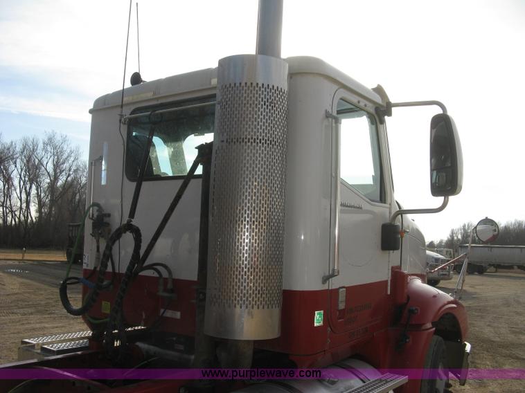 image for item H9295 2007 International 9200i semi truck