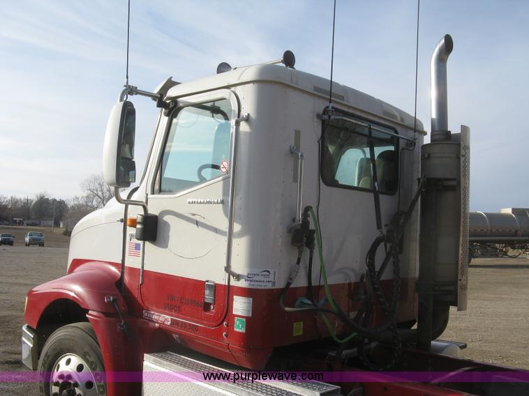 image for item H9295 2007 International 9200i semi truck
