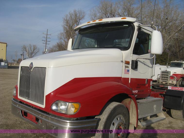 image for item H9295 2007 International 9200i semi truck