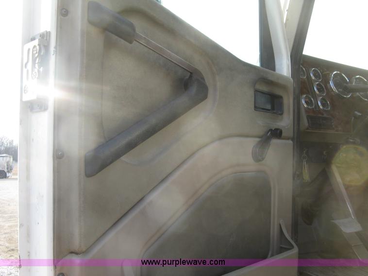 image for item H9295 2007 International 9200i semi truck