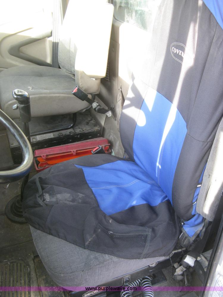 image for item H9295 2007 International 9200i semi truck