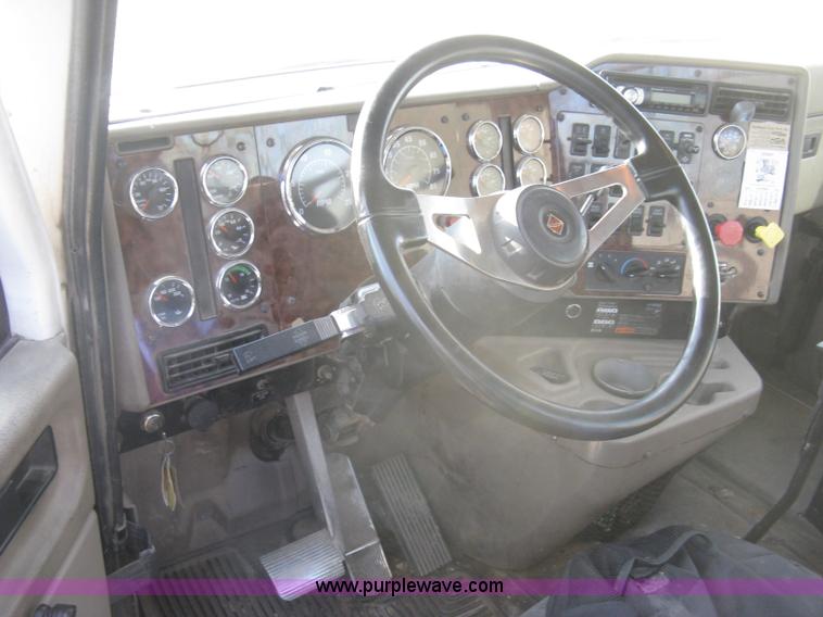 image for item H9295 2007 International 9200i semi truck