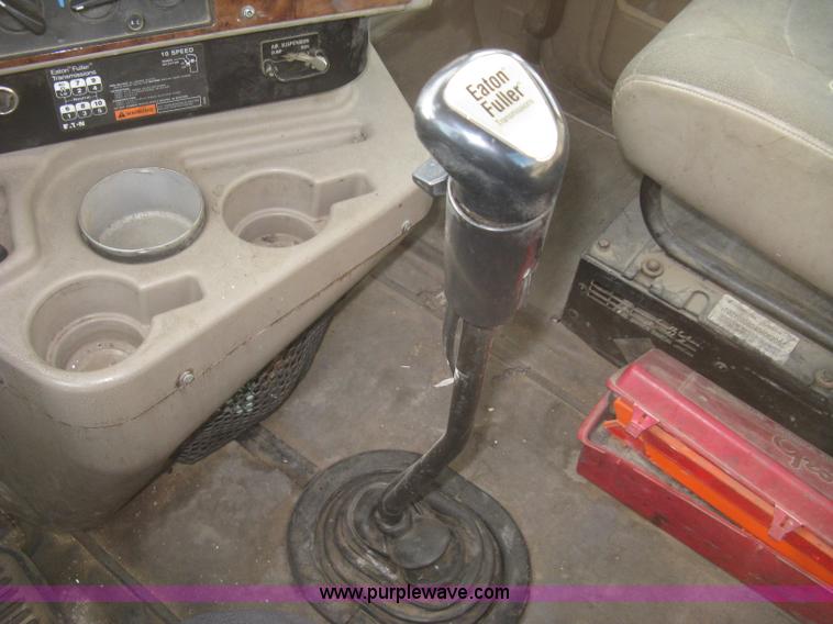 image for item H9295 2007 International 9200i semi truck