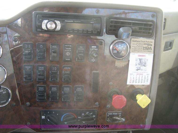 image for item H9295 2007 International 9200i semi truck