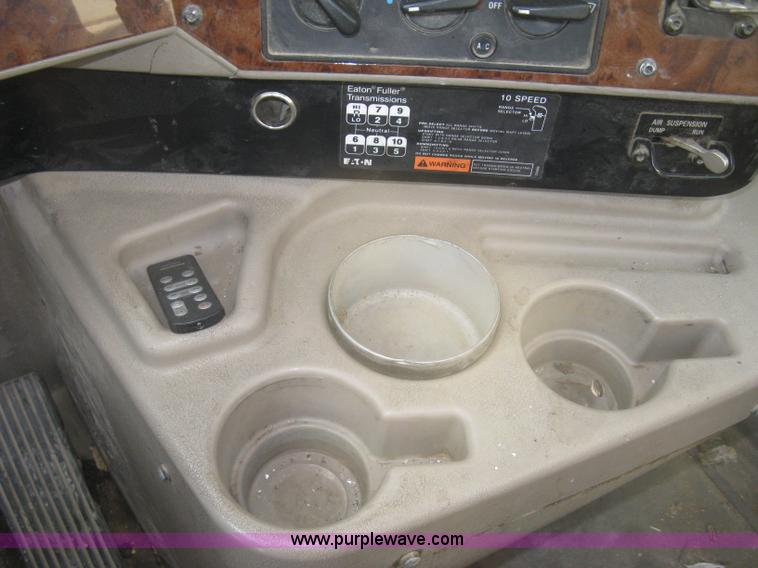 image for item H9295 2007 International 9200i semi truck