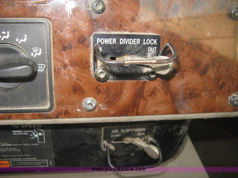 image for item H9295 2007 International 9200i semi truck