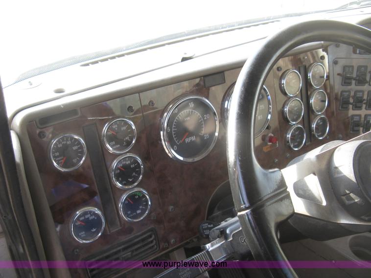 image for item H9295 2007 International 9200i semi truck