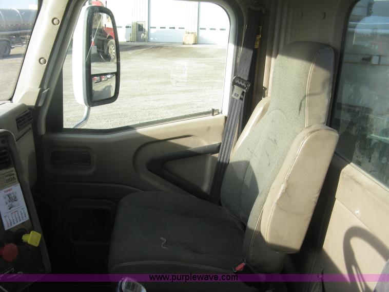 image for item H9295 2007 International 9200i semi truck