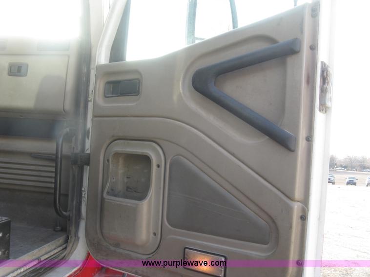 image for item H9295 2007 International 9200i semi truck