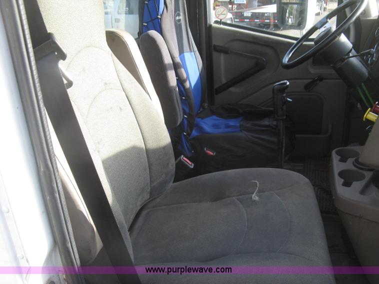 image for item H9295 2007 International 9200i semi truck