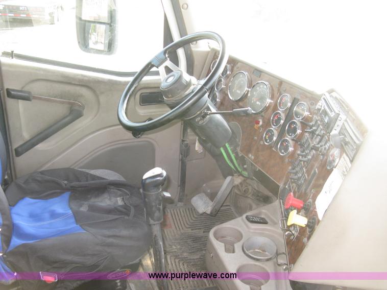 image for item H9295 2007 International 9200i semi truck