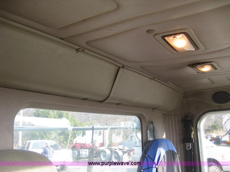 image for item H9295 2007 International 9200i semi truck