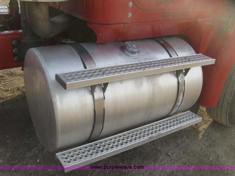 image for item H9295 2007 International 9200i semi truck