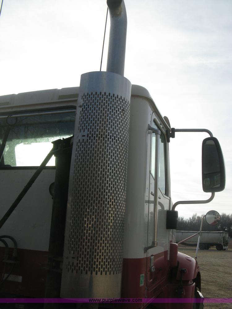 image for item H9295 2007 International 9200i semi truck