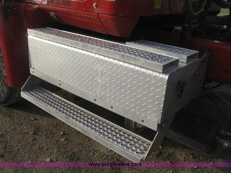 image for item H9295 2007 International 9200i semi truck