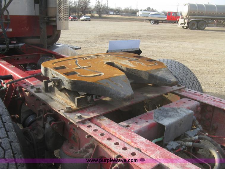 image for item H9295 2007 International 9200i semi truck