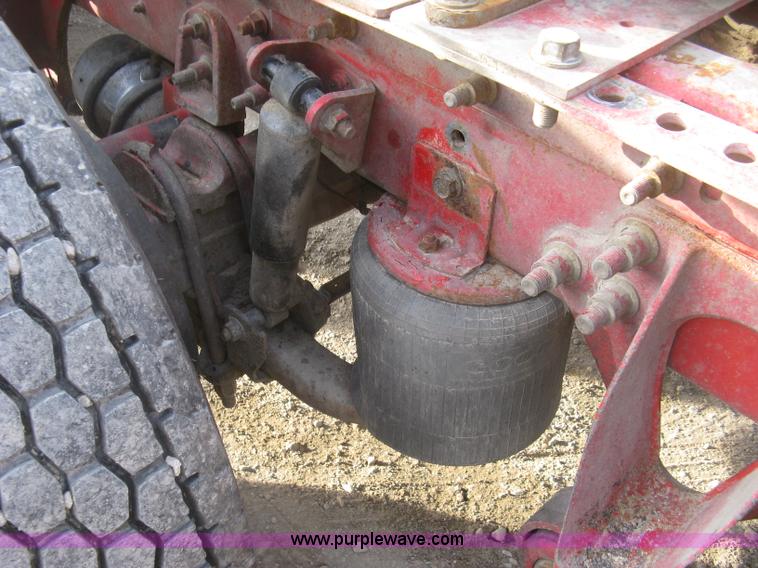 image for item H9295 2007 International 9200i semi truck