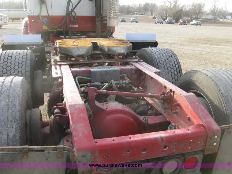 image for item H9295 2007 International 9200i semi truck