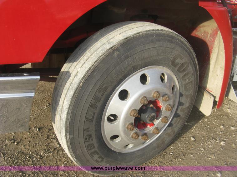 image for item H9295 2007 International 9200i semi truck