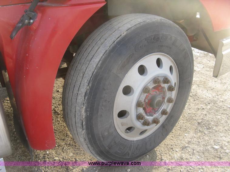 image for item H9295 2007 International 9200i semi truck