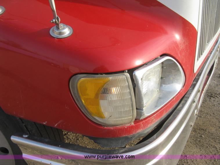 image for item H9295 2007 International 9200i semi truck