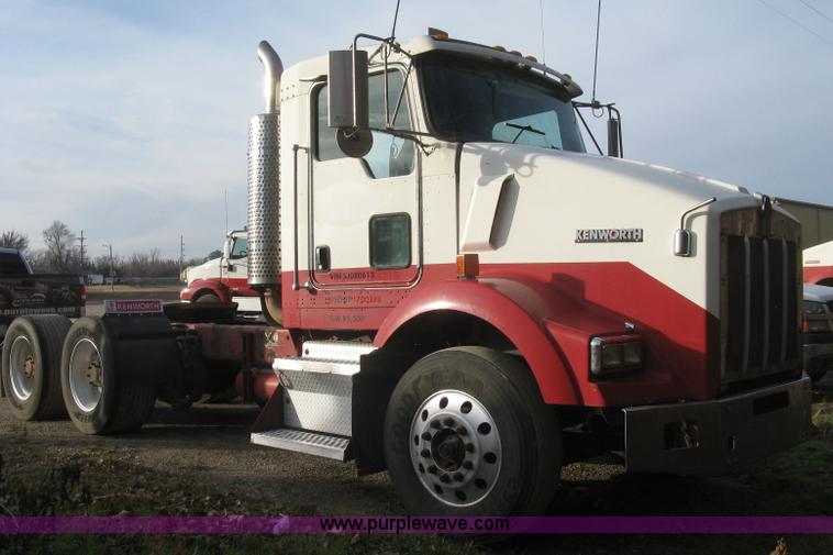 image for item H9296 2005 Kenworth T800 semi truck