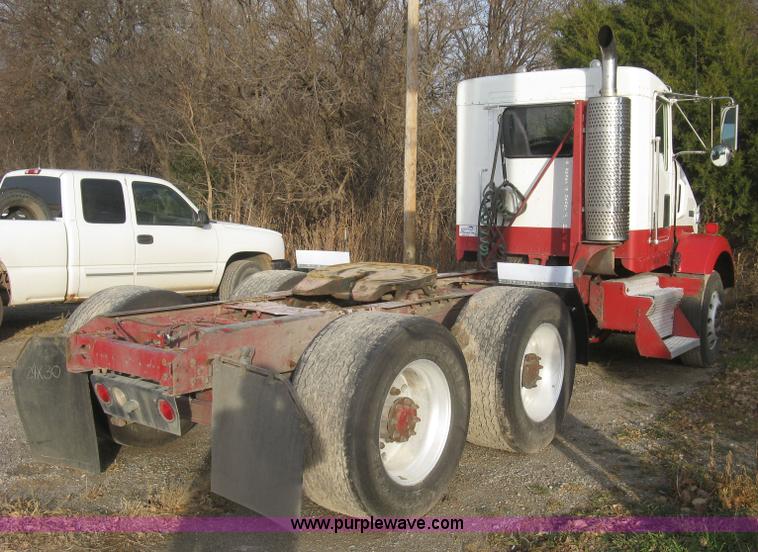 image for item H9296 2005 Kenworth T800 semi truck