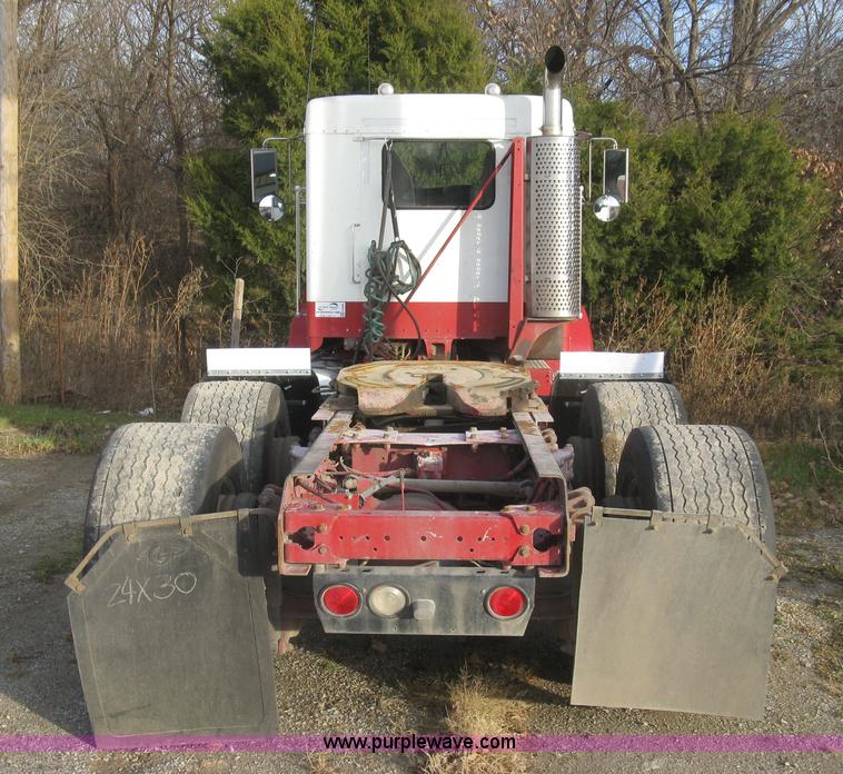 image for item H9296 2005 Kenworth T800 semi truck