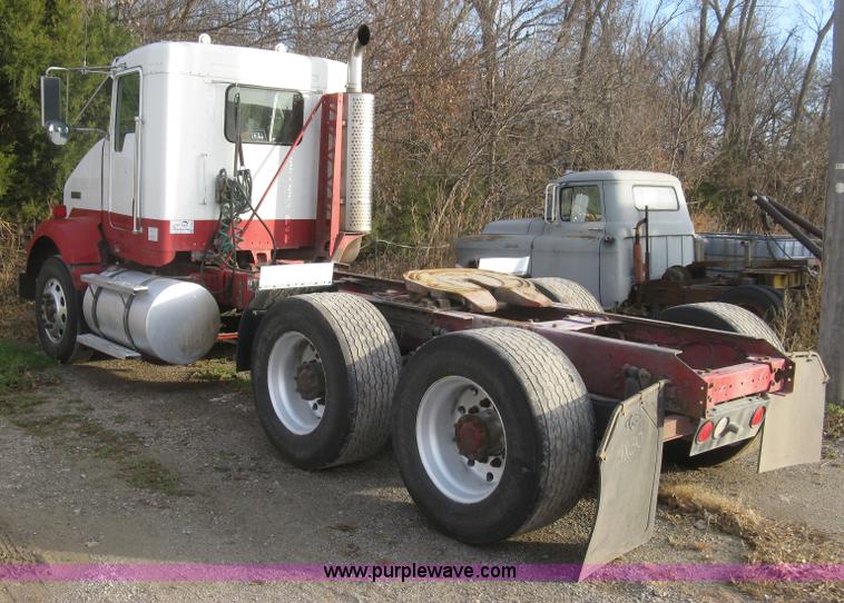image for item H9296 2005 Kenworth T800 semi truck