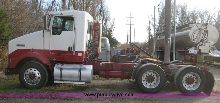 image for item H9296 2005 Kenworth T800 semi truck