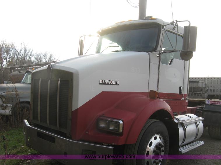 image for item H9296 2005 Kenworth T800 semi truck