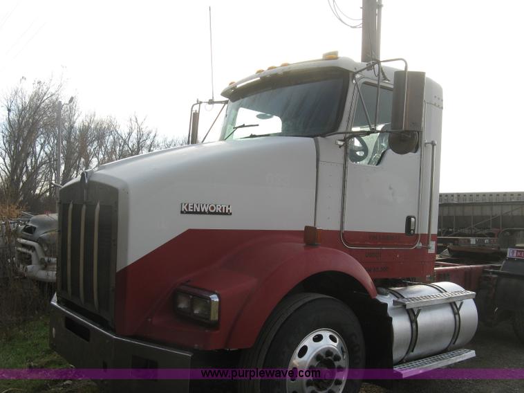 image for item H9296 2005 Kenworth T800 semi truck