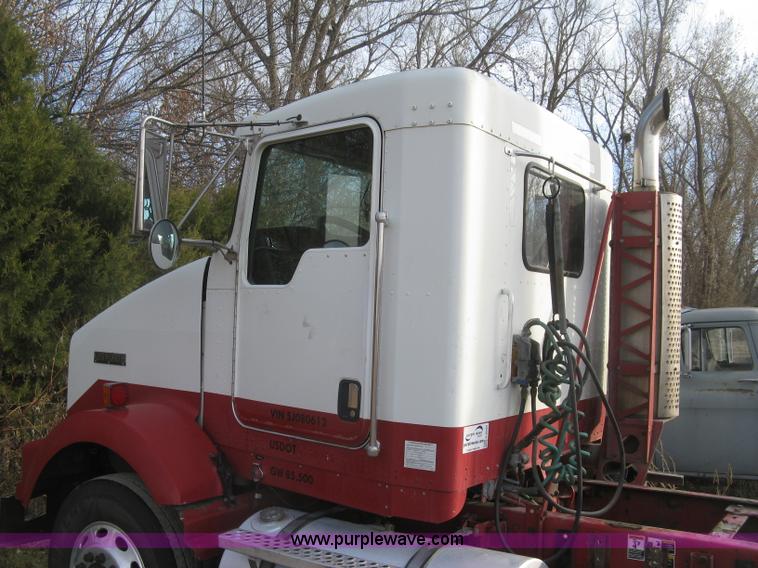 image for item H9296 2005 Kenworth T800 semi truck