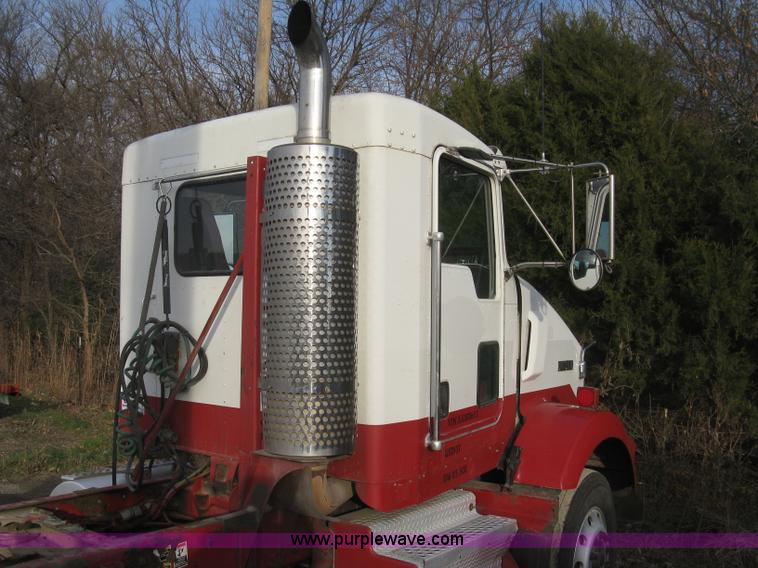 image for item H9296 2005 Kenworth T800 semi truck