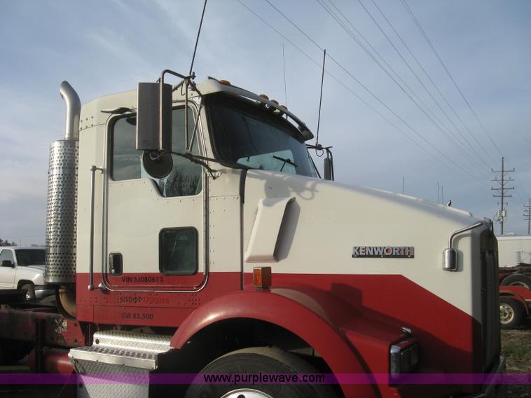 image for item H9296 2005 Kenworth T800 semi truck