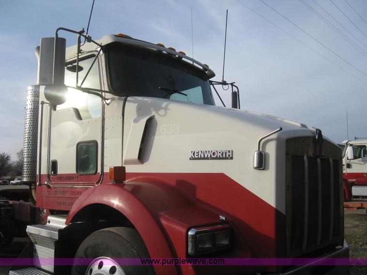 image for item H9296 2005 Kenworth T800 semi truck