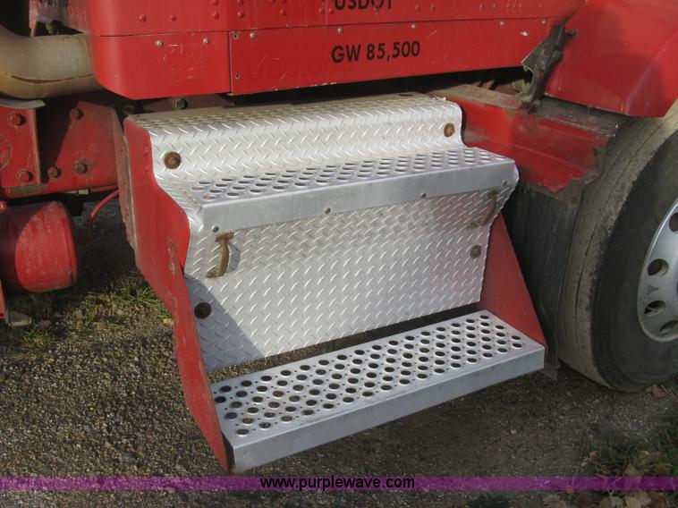 image for item H9296 2005 Kenworth T800 semi truck